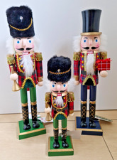 3 farbenfrohe Nussknacker - neuwertig mit Original-Etikett