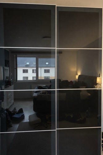 Kleiderschrank mit schwarzen