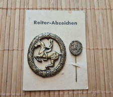 Reiter-Abzeichen in Bronze mit Miniatur auf originaler Pappe von 1957