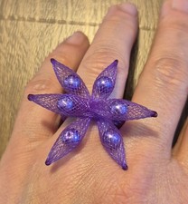 Einzigartiger lila Maschenring