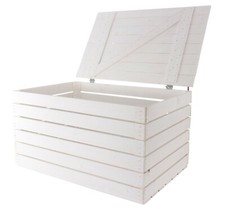 Große weiße Truhe aus Holz