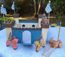 Massiv Holz Ritterburg , dazu 3 Ritter und 2 Turnier - Pferde von Ostheimer