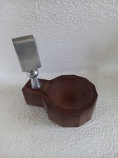 Aschenbecher mit Streichholzschachtelhalter, aus Holz und Zinn, aus 1940er Jahre