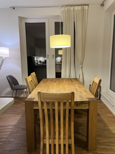 Eleganter Esstisch mit 4