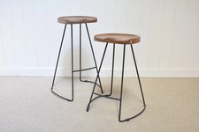 Barhocker mit Metallbein und