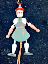 Holz Spielzeug "Hampelmann " zum ziehen " TRACHTEN MÄDCHEN" runder Kopf -16 cm