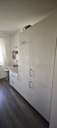 Weiße küchenzeile mit - küchenzeile,