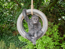Hängender Gorilla auf Reifen
