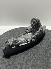 schöne Steinfiguren , Eskimo in Kajak , Robbenjäger , A.Wolf , signiert !