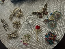 Broschen und Messing Figuren konvolut - 11 Teile