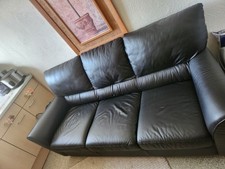 3 Sitzer Ledercouch in schwarz mit dunkelbraunen Füßen