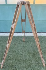 (A) Sehr altes dekoratives Holzstativ für ein Vermessungsinstrument gemarkt "72"