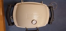Weber Tisch-Gasgrill Q1XX auf Weber Rollwagen u. Zubehör zum sofortigen Betrieb