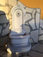 Wandbrunnen mit Wassertrog auf Sockel, Steinguss, Steinfigur, Gartendekoration