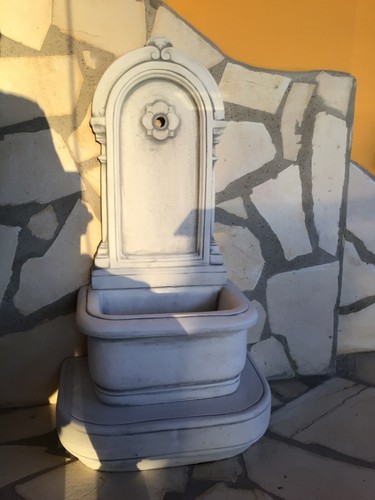Wandbrunnen mit wassertrog auf - wandbrunnen,