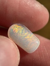 Brasilianischer Kristall Opal poliert 2,4 ct mit viel Feuer