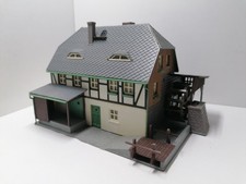 Ländliches Haus mit Wasserrad