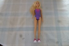 Barbie Puppe  blonde lange Haare  von  2015 mit Anzug und  Sneakern
