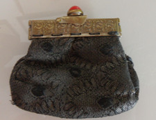 sehr alte kleine Geldbörsen mit einer Koralle ?