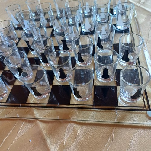 Schach aus glas mit - schach,