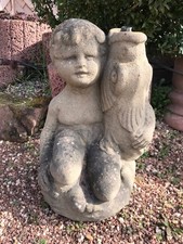 Wasserspeier Putte Kind Bub mit Fisch aus Kunst Sandstein im Antik Look E 28