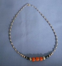 Kette mit farbigen Steinen - silber Koralle schwarz - ca. 43 cm - unikat - neu