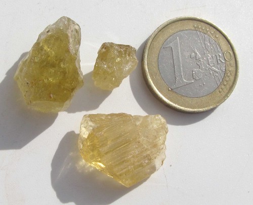 Danburit aus tansania - aus, gelb