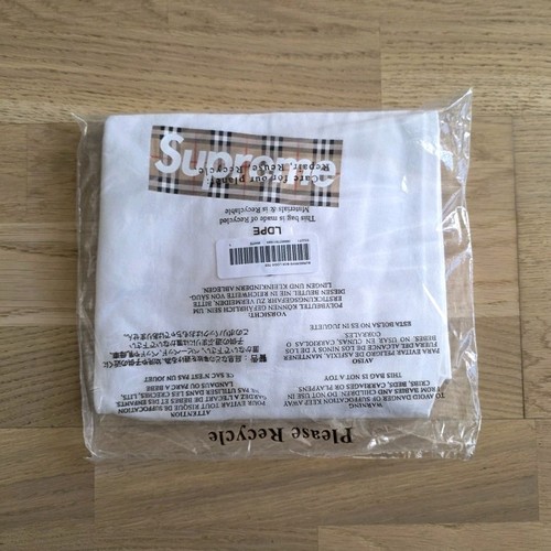 Burberry supreme box logo - x,