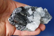 Sphalerit, Kristallstufe, zusammen mit Calcit-Kristallen, Dalnegorsk