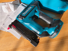 Makita Akku-Stiftnagler DPT353Z in OVP