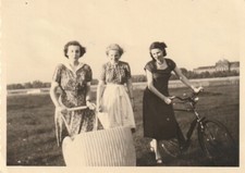 Vintage Foto Schöne Frauen mit Fahrrad Momentaufnahme 50er Jahre