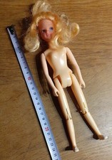 HK 1113 Barbiepuppe Spielpuppe Blond-rot nackt ohne Kleidung Hongkong 