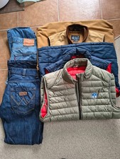 Klamottenpaket - Gr.M/L - 3x Westen, 2x Jeans - Levis, Gant, Carhartt, etc.