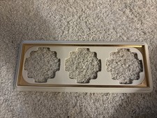 Gira Trias Facette dreifach Rahmen mit Goldkante cremeweiß