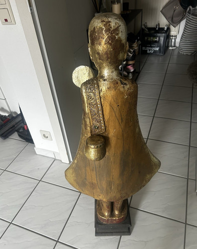 Goldfarbene buddha statue aus - goldfarbene,