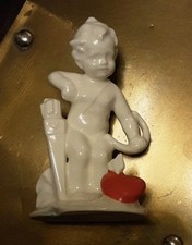 Hertwig & Co. Katzhütte  Porzellan Figur  Junge Pfeil Bogen Herz Amor um 1900