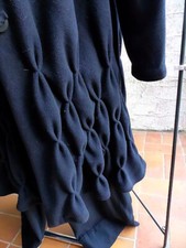 5079 BORIS INDUSTRIES Fleece Mantel, Kapuze, schwarz, unten gesmokt