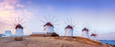 Panoramablick auf traditionelle griechische Windmühlen auf der Insel Mykonos bei