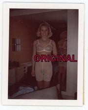 Orig Foto 60er Schöne Frau posiert in Erotik Unterwäsche im Schlafzimmer
