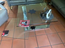 Quadratischefr Wohnzimmertisch aus Metall und Glas, mt drehbarer unterer Ablage