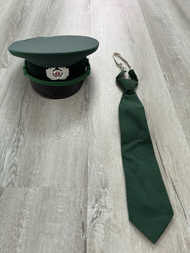 Mütze und krawatte polizei - und,