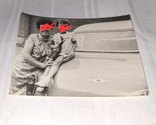 Altes Foto Mädchen sitzt auf