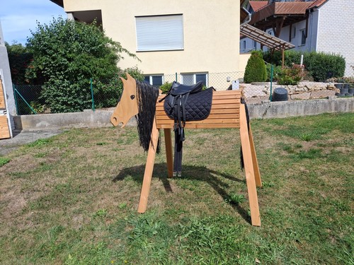 Holzpferd mit sattel - holzpferd,