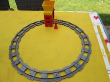 Duplo  -  Schienenkreis für die Eisenbahn mit Verladestation 