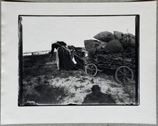 Heinrich Zille,  Zwei Frauen ziehen…, Photographie aus dem Nachlass, 1997