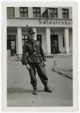 Orig. Foto Soldat bei Soldatenheim mit Schild
