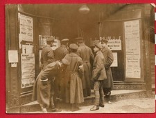Foto Berlin Freikorps Hülsen Soldaten vorm Laden  Plakate Werbe Bureau