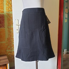 Schwarzer Midirock Ausgestellt