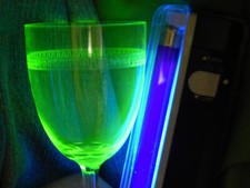 Uranglas Weinglas um 1910