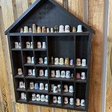 Verkaufe Fingerhutsammlung 64 stück verschiedene muster mit sammlerregal  Reg11c